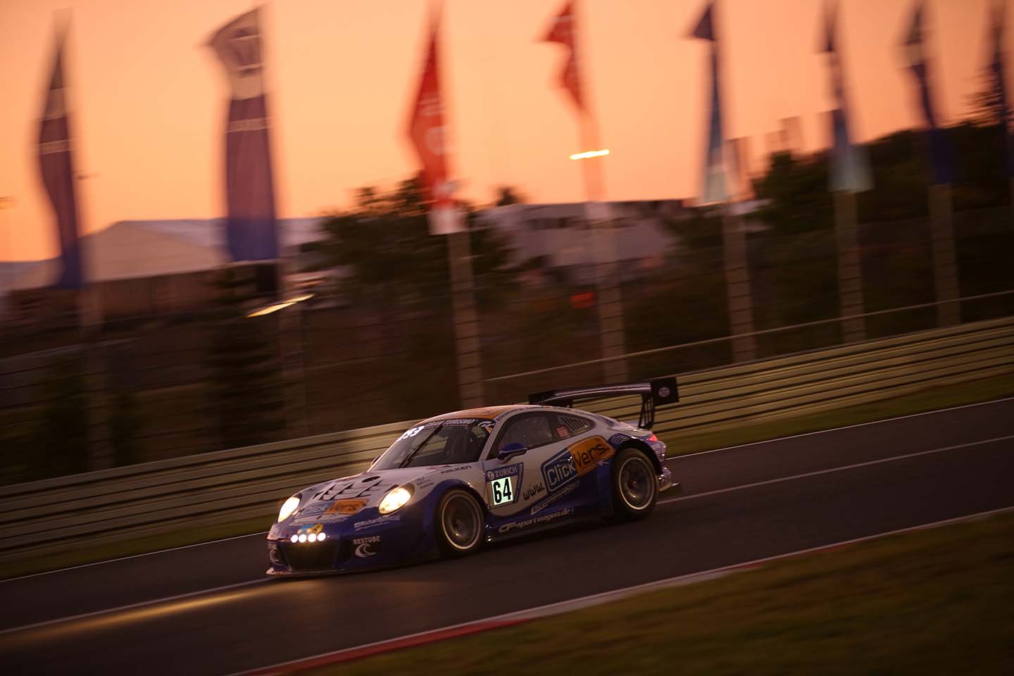 Electroluminescent backlit films in DIN A3 format are used in motor racing. Here you can see an EL film on a passing racing car.